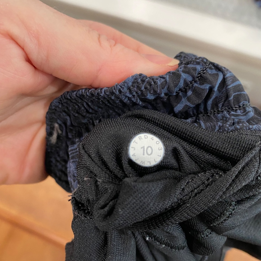 Lululemon Hotty Hot Short II 2.5" Nouveau Mach Blue Black / Black - Picture 8 of 8